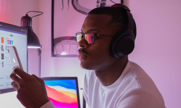 15 Podcasts That Will Instantly Make You Smarter