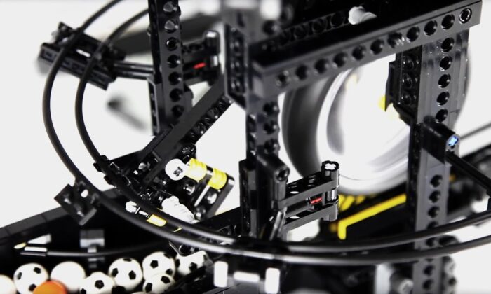 LEGO-Machine-Fires-Balls