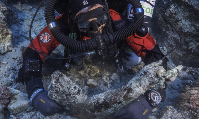 Giant-Bronze-Arm-Antikythera-Shipwreck-2