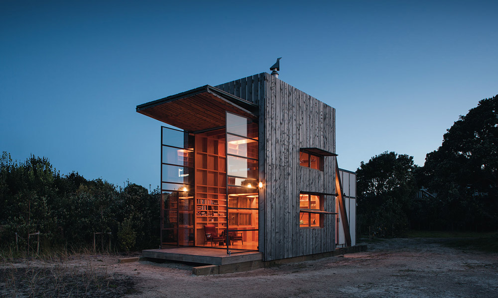 Hut on Sleds Is a Cabin That Can Be Moved