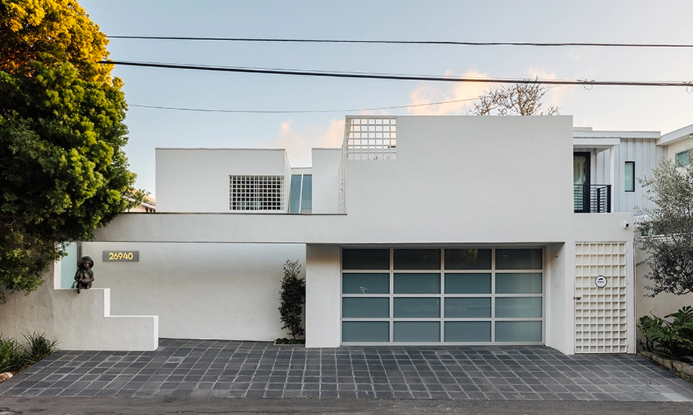 This Malibu Residence Was Robert de Niro’s in the Movie <em>Heat</em>. Now It Can Be Yours for $21 Million.