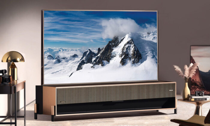 Hisense 110 UX TV