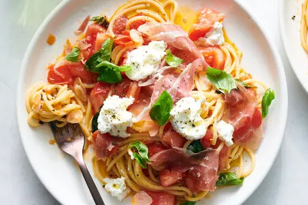 Fresh Tomato, Basil and Prosciutto Pasta 